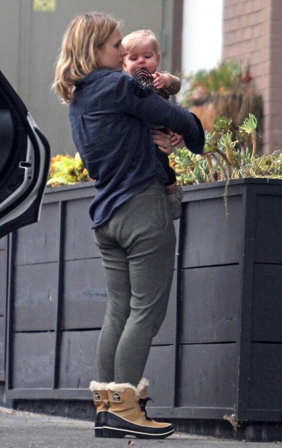 Exclusif - L'actrice Kristen Bell se promène avec sa fille Delta à Los Angeles le 10 décembre 2015.