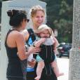 Exclusif - Kristen Bell se promène avec sa fille Delta au parc Griffith à Los Feliz. le 2 juillet 2015