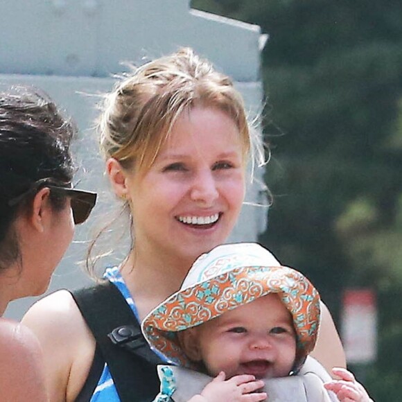 Exclusif - Kristen Bell se promène avec sa fille Delta au parc Griffith à Los Feliz. le 2 juillet 2015