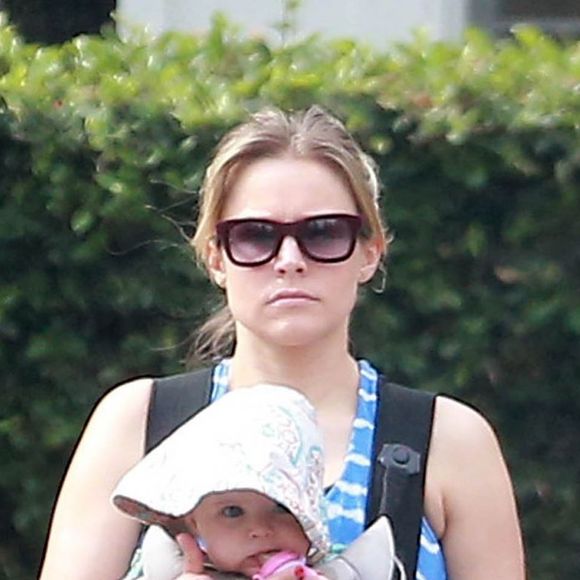 Exclusif - Kristen Bell se promène avec sa fille Delta au parc Griffith à Los Feliz. le 2 juillet 2015