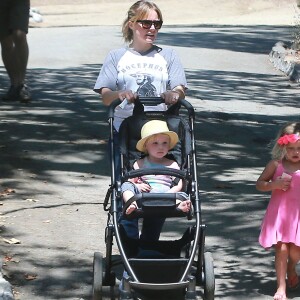 Kristen Bell se promène avec ses enfants Lincoln et Delta au Griffith Park à Los Feliz, le 16 juin 2015.