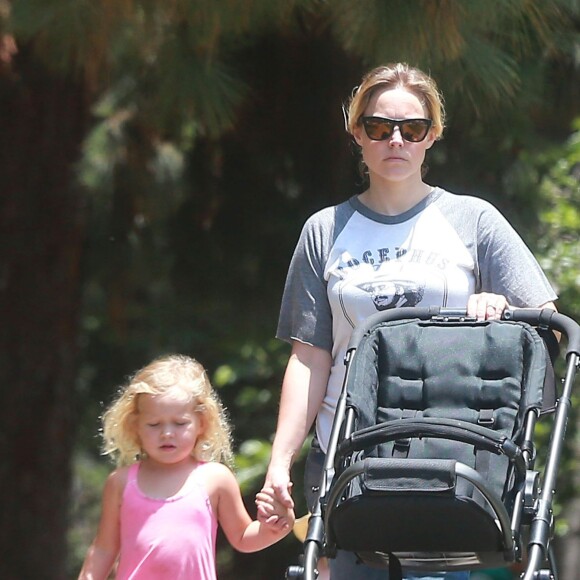 Kristen Bell se promène avec ses enfants Lincoln et Delta au Griffith Park à Los Feliz, le 16 juin 2015.