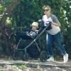 Kristen Bell se promène avec ses enfants Lincoln et Delta au Griffith Park à Los Feliz, le 16 juin 2015.