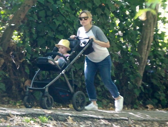 Kristen Bell se promène avec ses enfants Lincoln et Delta au Griffith Park à Los Feliz, le 16 juin 2015.