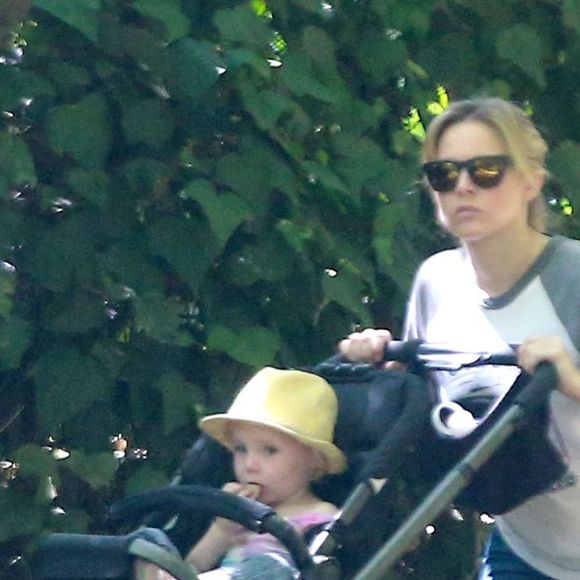 Kristen Bell se promène avec ses enfants Lincoln et Delta au Griffith Park à Los Feliz, le 16 juin 2015.