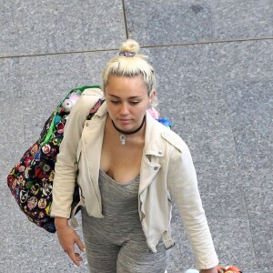 Liam Hemsworth et sa petite amie Miley Cyrus prennent un vol à Brisbane en Australie le 1er mai 2016.