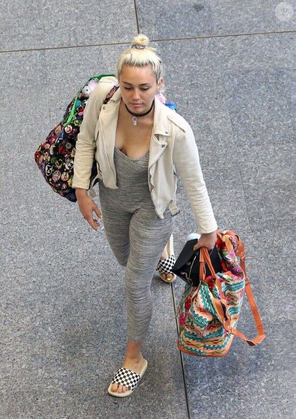 Liam Hemsworth et sa petite amie Miley Cyrus prennent un vol à Brisbane en Australie le 1er mai 2016.
