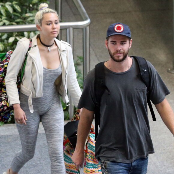 Liam Hemsworth et sa petite amie Miley Cyrus prennent un vol à Brisbane en Australie le 1er mai 2016.
