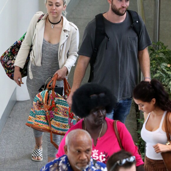 Liam Hemsworth et sa petite amie Miley Cyrus prennent un vol à Brisbane en Australie le 1er mai 2016.