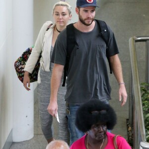 Liam Hemsworth et sa petite amie Miley Cyrus prennent un vol à Brisbane en Australie le 1er mai 2016.