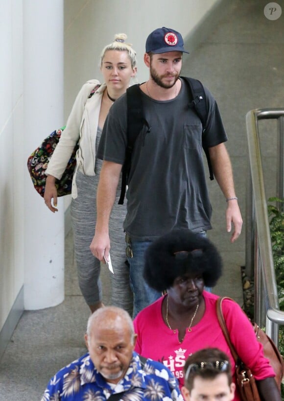 Liam Hemsworth et sa petite amie Miley Cyrus prennent un vol à Brisbane en Australie le 1er mai 2016.