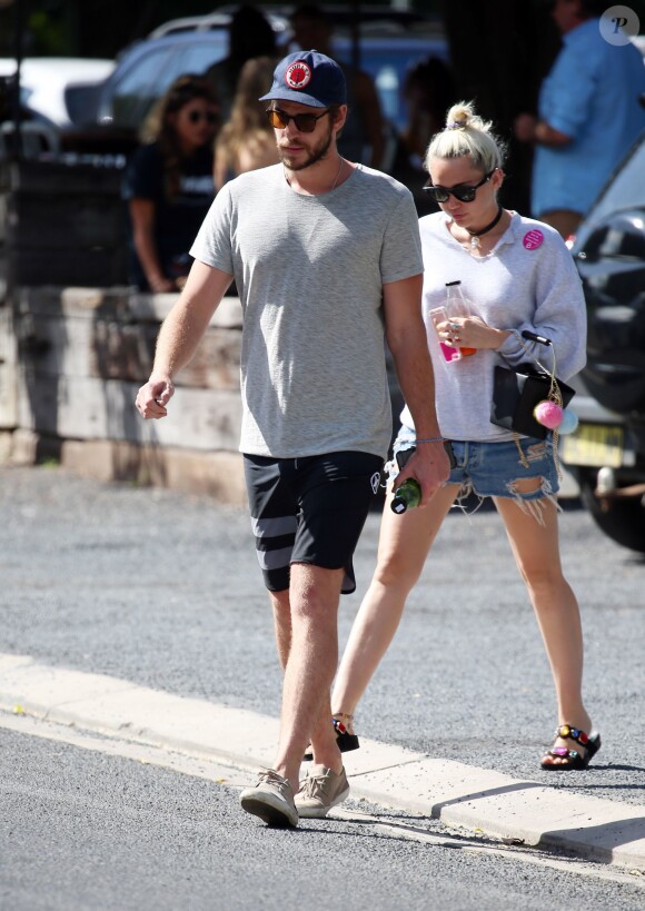 Liam Hemsworth et sa petite amie Miley Cyrus vont prendre le petit-déjeuner à Byron Bay en Australie, le 28 avril 2016.