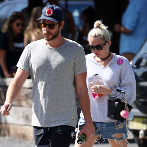 Liam Hemsworth et sa petite amie Miley Cyrus vont prendre le petit-déjeuner à Byron Bay en Australie, le 28 avril 2016.