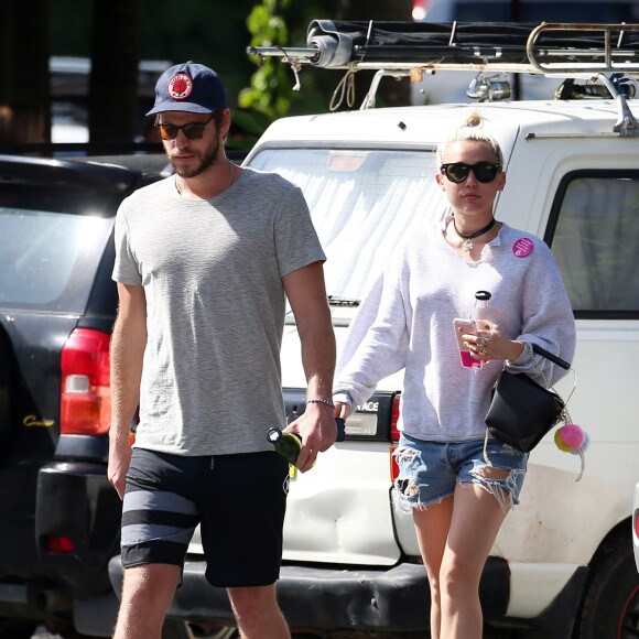 Liam Hemsworth et sa petite amie Miley Cyrus vont prendre le petit-déjeuner à Byron Bay en Australie, le 28 avril 2016.