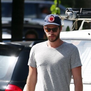 Liam Hemsworth et sa petite amie Miley Cyrus vont prendre le petit-déjeuner à Byron Bay en Australie, le 28 avril 2016.