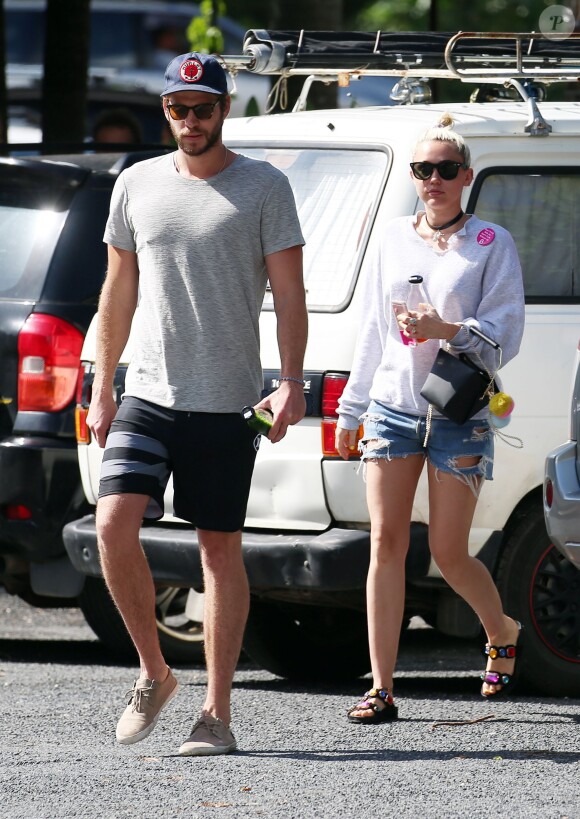 Liam Hemsworth et sa petite amie Miley Cyrus vont prendre le petit-déjeuner à Byron Bay en Australie, le 28 avril 2016.