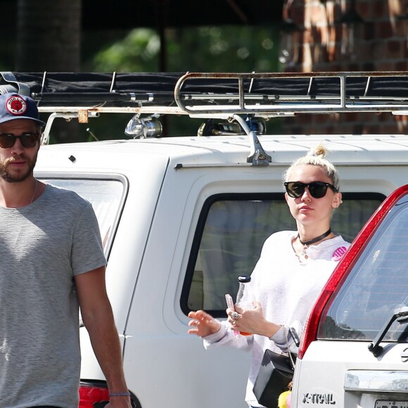 Liam Hemsworth et sa petite amie Miley Cyrus vont prendre le petit-déjeuner à Byron Bay en Australie, le 28 avril 2016.