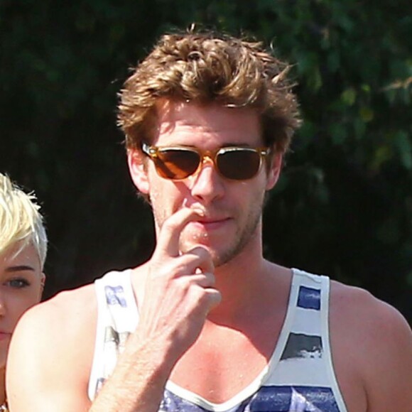 MILEY CYRUS ET SON PETIT AMI LIAM HEMSWORTH VONT FAIRE DU SHOPPING A STUDIO CITY, LE 11 SEPTEMBRE 2012. 