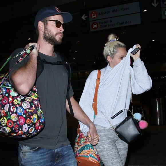 Miley Cyrus et Liam Hemsworth à l'aéroport de Los Angeles après avoir séjourné en Australie. Le 2 mai 2016