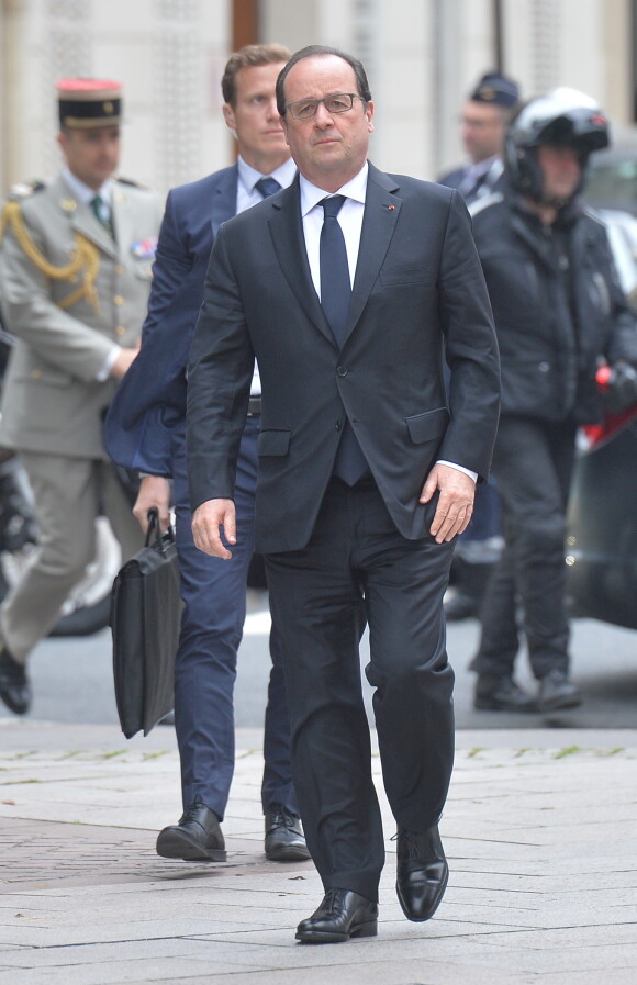 François Hollande (Veuillez floutter les visages des gardes du corps du président) - Obsèques de André Rousselet en la Basilique Sainte-Clotilde de Paris le 2 juin 2016.02/06/2016 - Paris