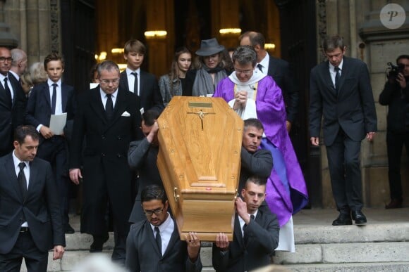 Anouchka Rousselet (la veuve d'André Rousselet) et la famille à la sortie des obsèques de André Rousselet en la Basilique Sainte-Clotilde de Paris le 2 juin 2016.