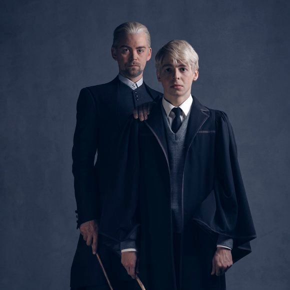 Drago Malefoy (Alex Price) et son fils Scorpius (Anthony Boyle) dans Harry Potter & The Cursed Child (Harry Potter et l'Enfant Maudit).