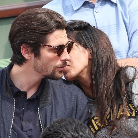 Reem Kherici et Raphaël Personnaz se câlinent dans les tribunes lors du Tournoi de Roland-Garros (les Internationaux de France de tennis) à Paris, le 27 mai 2016. © Cyril Moreau/Bestimage