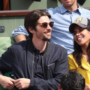 Reem Kherici et Raphaël Personnaz - People dans les tribunes lors du Tournoi de Roland-Garros (les Internationaux de France de tennis) à Paris, le 27 mai 2016. © Cyril Moreau/Bestimage