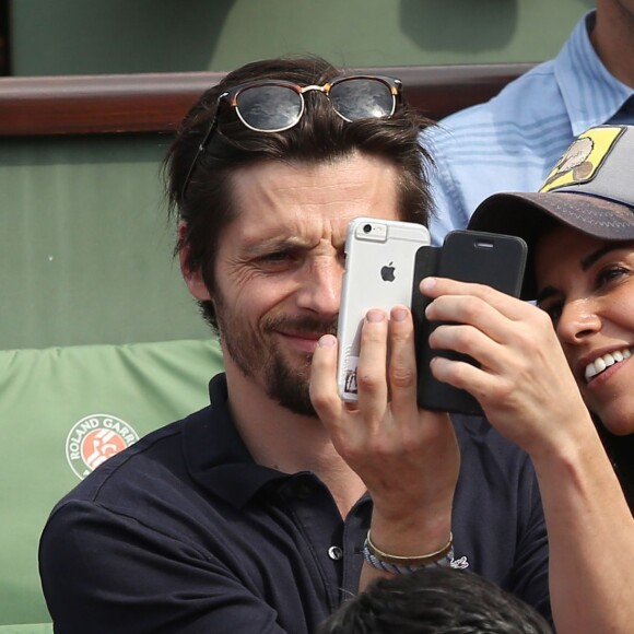 Reem Kherici et Raphaël Personnaz - People dans les tribunes lors du Tournoi de Roland-Garros (les Internationaux de France de tennis) à Paris, le 27 mai 2016. © Cyril Moreau/Bestimage