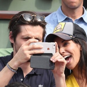 Reem Kherici et Raphaël Personnaz - People dans les tribunes lors du Tournoi de Roland-Garros (les Internationaux de France de tennis) à Paris, le 27 mai 2016. © Cyril Moreau/Bestimage