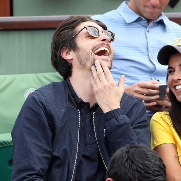 Reem Kherici et Raphaël Personnaz - People dans les tribunes lors du Tournoi de Roland-Garros (les Internationaux de France de tennis) à Paris, le 27 mai 2016. © Cyril Moreau/Bestimage