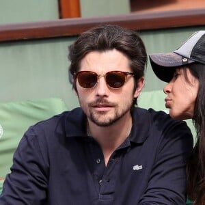 Reem Kherici et Raphaël Personnaz - People dans les tribunes lors du Tournoi de Roland-Garros (les Internationaux de France de tennis) à Paris, le 27 mai 2016. © Cyril Moreau/Bestimage