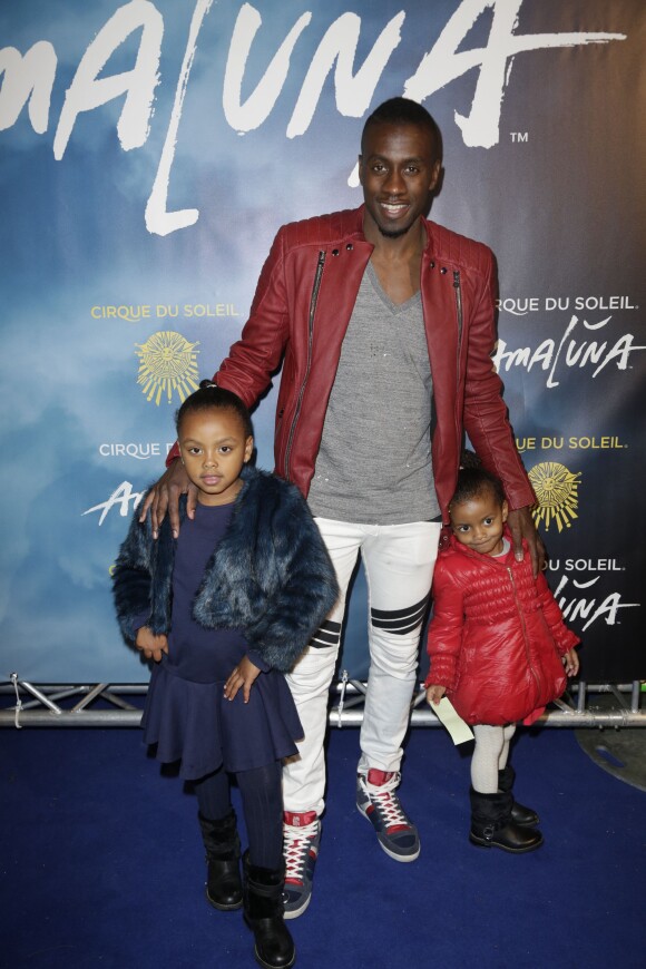 Blaise Matuidi et ses filles assiste a la Premiere du spectacle AMALUNA du Cirque du Soleil a Paris, France le 5 novembre 2015.