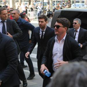 Lionel Messi et son père Jorge Horacio Messi arrivent au tribunal pour son procès pour fraude fiscale à Barcelone, le 2 juin 2016.