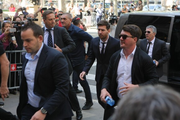 Lionel Messi et son père Jorge Horacio Messi arrivent au tribunal pour son procès pour fraude fiscale à Barcelone, le 2 juin 2016.