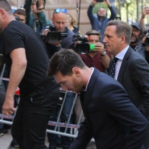 Lionel Messi et son père Jorge Horacio Messi arrivent au tribunal pour son procès pour fraude fiscale à Barcelone, le 2 juin 2016.