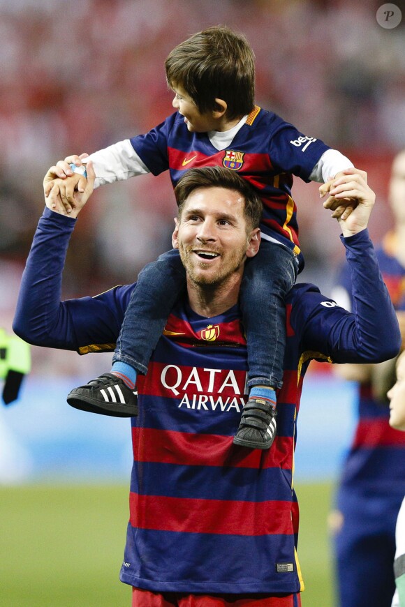 Lionel Messi et son fils Mateo - Le FC Barcelone remporte la Coupe du Roi contre Séville et s'offre le doublé à Madrid en Espagne le 22 mai 2016.