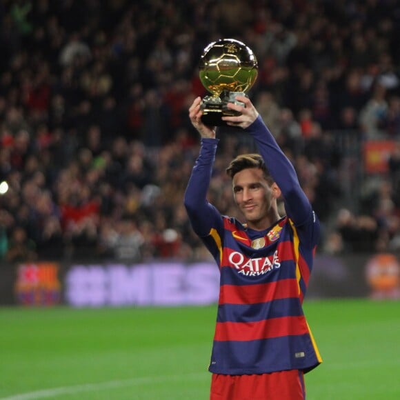 Lionel Messi présente son Ballon d'Or au Camp Nou à Barcelone devant ses coéquipiers le 17 janvier 2016.