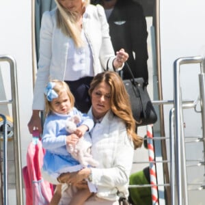 La princesse Madeleine de Suède, son mari Christopher O'Neill (Chris O'Neill) et leur fille la princesse Leonore arrivent à Visby le 3 juin 2016  XPBE - EJ ABO Visby, Gotland 2016-06-03 Today, Princess Madeleine, Christopher ONeill and Princess Leonore (Duchess of Gotland) visit Visby. Princess Leonore will visit her horse, a Gotland Russ named Heidi of Gotland, and the family will have lunch at the residence before they end the day with a short walk to Gotland Museum and the exhibition Ship O Fun.03/06/2016 - Visby