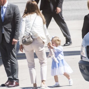 La princesse Madeleine de Suède, son mari Christopher O'Neill (Chris O'Neill) et leur fille la princesse Leonore arrivent à Visby le 3 juin 2016  XPBE - EJ ABO Visby, Gotland 2016-06-03 Today, Princess Madeleine, Christopher ONeill and Princess Leonore (Duchess of Gotland) visit Visby. Princess Leonore will visit her horse, a Gotland Russ named Heidi of Gotland, and the family will have lunch at the residence before they end the day with a short walk to Gotland Museum and the exhibition Ship O Fun.03/06/2016 - Visby