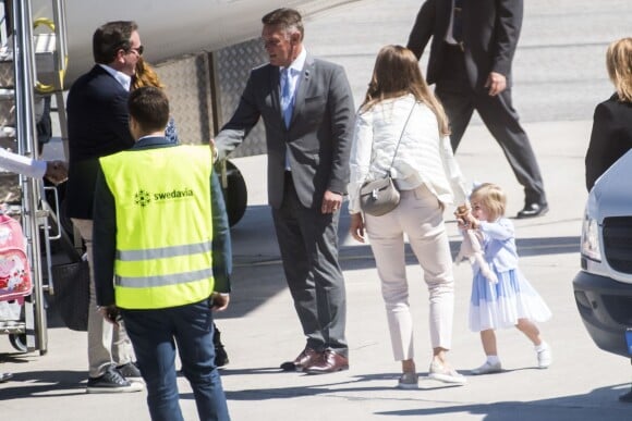 La princesse Madeleine de Suède, son mari Christopher O'Neill (Chris O'Neill) et leur fille la princesse Leonore arrivent à Visby le 3 juin 2016  XPBE - EJ ABO Visby, Gotland 2016-06-03 Today, Princess Madeleine, Christopher ONeill and Princess Leonore (Duchess of Gotland) visit Visby. Princess Leonore will visit her horse, a Gotland Russ named Heidi of Gotland, and the family will have lunch at the residence before they end the day with a short walk to Gotland Museum and the exhibition Ship O Fun.03/06/2016 - Visby