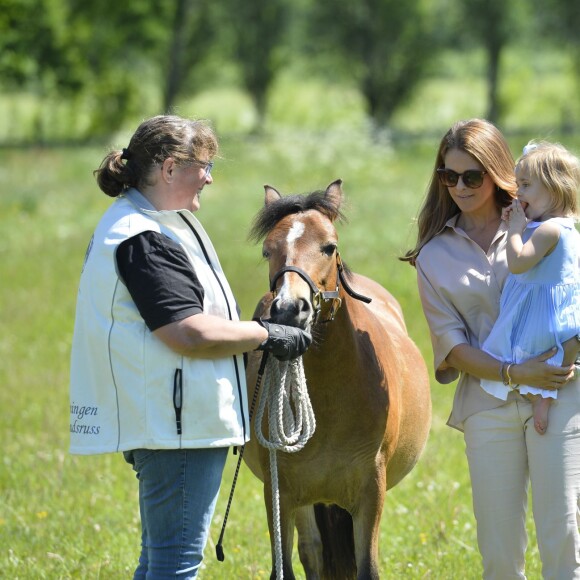 La princesse Leonore de Suède va à la rencontre de son cheval un Gotland Russ du nom de Heidi de Gotland lors de leur visite à Visby le 3 juin 2016. Elle était accompagnée de ses parents la princesse Madeleine et Christopher O'Neill (Chris O'Neill).  XPBE - EJ ABO Visby, Gotland 2016-06-03 Today, Princess Madeleine, Christopher ONeill and Princess Leonore (Duchess of Gotland) visit Visby. Princess Leonore will visit her horse, a Gotland Russ named Heidi of Gotland, and the family will have lunch at the residence before they end the day with a short walk to Gotland Museum and the exhibition Ship O Fun. COPYRIGHT Pelle T Nilsson/STELLA PICTURES03/06/2016 - Visby