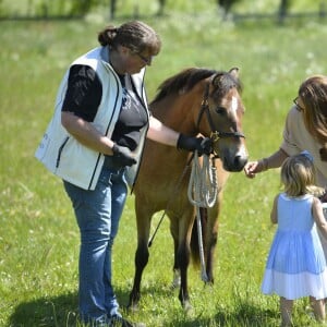 La princesse Leonore de Suède va à la rencontre de son cheval un Gotland Russ du nom de Heidi de Gotland lors de leur visite à Visby le 3 juin 2016. Elle était accompagnée de ses parents la princesse Madeleine et Christopher O'Neill (Chris O'Neill).  XPBE - EJ ABO Visby, Gotland 2016-06-03 Today, Princess Madeleine, Christopher ONeill and Princess Leonore (Duchess of Gotland) visit Visby. Princess Leonore will visit her horse, a Gotland Russ named Heidi of Gotland, and the family will have lunch at the residence before they end the day with a short walk to Gotland Museum and the exhibition Ship O Fun. COPYRIGHT Pelle T Nilsson/STELLA PICTURES03/06/2016 - Visby