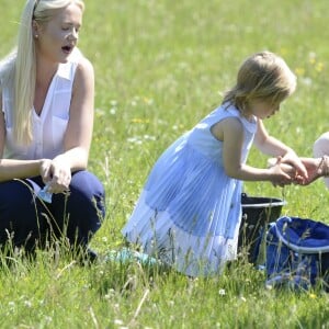 La princesse Madeleine de Suède et sa fille la princesse Leonore, duchesse de Gotland, jouent dans un pré lors d'une visite dans le Gotland le 3 juin 2016.  Princess Madeleine of Sweden - visit to Gotland Visit at the stables 2016-06-0303/06/2016 - Stockholm