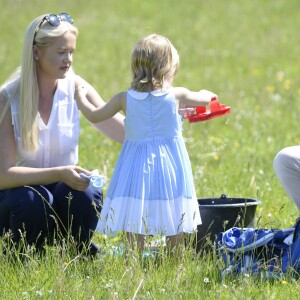 La princesse Madeleine de Suède et sa fille la princesse Leonore, duchesse de Gotland, jouent dans un pré lors d'une visite dans le Gotland le 3 juin 2016.  Princess Madeleine of Sweden - visit to Gotland Visit at the stables 2016-06-0303/06/2016 - Stockholm