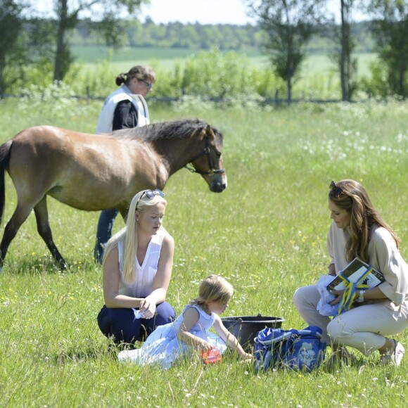 La princesse Madeleine de Suède et sa fille la princesse Leonore, duchesse de Gotland, jouent dans un pré lors d'une visite dans le Gotland le 3 juin 2016.  Princess Madeleine of Sweden - visit to Gotland Visit at the stables 2016-06-0303/06/2016 - Stockholm