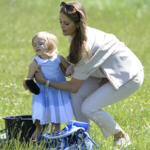 La princesse Madeleine de Suède et sa fille la princesse Leonore, duchesse de Gotland, jouent dans un pré lors d'une visite dans le Gotland le 3 juin 2016.  Princess Madeleine of Sweden - visit to Gotland Visit at the stables 2016-06-0303/06/2016 - Stockholm