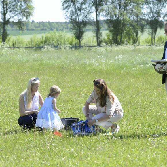 La princesse Madeleine de Suède et sa fille la princesse Leonore, duchesse de Gotland, jouent dans un pré lors d'une visite dans le Gotland le 3 juin 2016.  Princess Madeleine of Sweden - visit to Gotland Visit at the stables 2016-06-0303/06/2016 - Stockholm