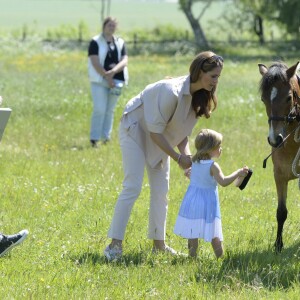 La princesse Madeleine de Suède et sa fille la princesse Leonore, duchesse de Gotland, jouent dans un pré lors d'une visite dans le Gotland le 3 juin 2016.  Princess Madeleine of Sweden - visit to Gotland Visit at the stables 2016-06-0303/06/2016 - Stockholm