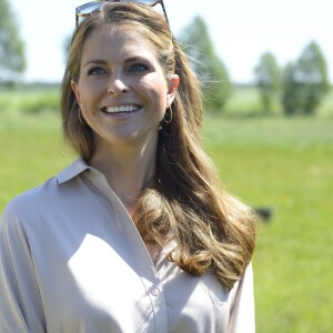 La princesse Madeleine de Suède et sa fille la princesse Leonore, duchesse de Gotland, jouent dans un pré lors d'une visite dans le Gotland le 3 juin 2016.  Princess Madeleine of Sweden - visit to Gotland Visit at the stables 2016-06-0303/06/2016 - Stockholm